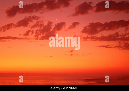 Sonnenuntergang mit Crescent Moon Over Ocean, Bogensveld, Namibia Stockfoto