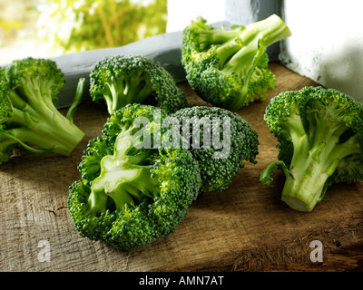 Nahaufnahme der Brokkoli auf einem hölzernen Hintergrund Stockfoto