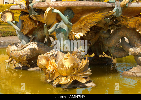 Nahaufnahme des dekorativen Delphins des Wasserbrunnens in Der Italienische Garten von Schloss Blenheim Stockfoto