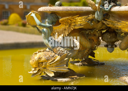 Nahaufnahme des dekorativen Delphins des Wasserbrunnens in Der Italienische Garten von Schloss Blenheim Stockfoto