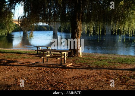 Picknick-Tischen bei Limeuil Stockfoto