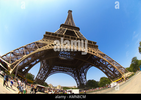 Paris Frankreich Eiffelturm Weitwinkel dramatische Foto Stockfoto