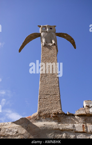 Eine Eule-Statue im Hof des Hauses Eule in Nieu Bethesda. Stockfoto