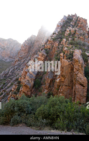 Dramatische geologischen Falte Felsformationen in der Seweweekspoort, wo ein Strom die Cape Falte Berge durchschneidet Stockfoto