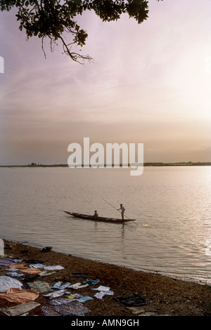 Einbaum auf dem Niger bei Sonnenuntergang Stockfoto