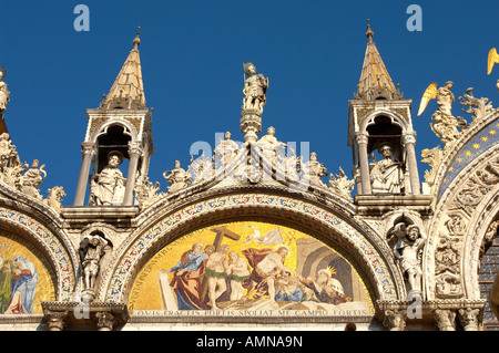 Venedig, Italien. Basilika Saint-Marken (San Marco). Die reich verzierte Front mit Statuen und Mosaiken. Stockfoto