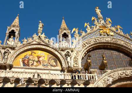 Venedig, Italien. Basilika Saint-Marken (San Marco). Die reich verzierte Front mit Statuen und Mosaiken. Stockfoto