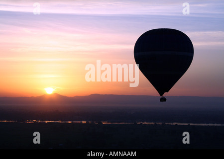 Hot Air Balloon Silhouette vor Sonnenuntergang über dem Nil [in der Nähe von Luxor, Ägypten, arabische Staaten, Afrika].         . Stockfoto