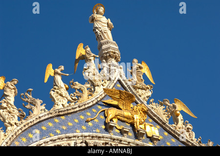 Venedig, Italien. Basilika Saint-Marken (San Marco). Die reich verzierte Front mit Statuen und Mosaiken. Stockfoto