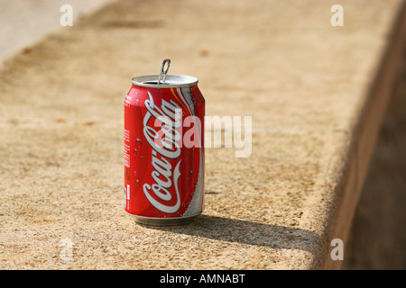 Eine ausrangierte leer trinken kann auf eine Wand in Palma Nova, Mallorca. Stockfoto