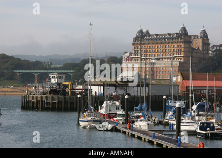 Das Grand Hotel in Scarborough betrachtet von der Hafenmauer, Blick nach Süden. Stockfoto