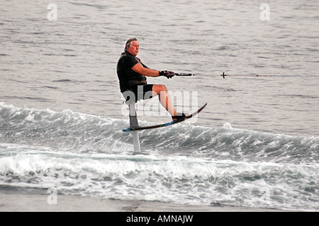 Mann auf Wasserski Stuhl gezogen mit hoher Geschwindigkeit durch Motorboot in Palma Nova. Stockfoto