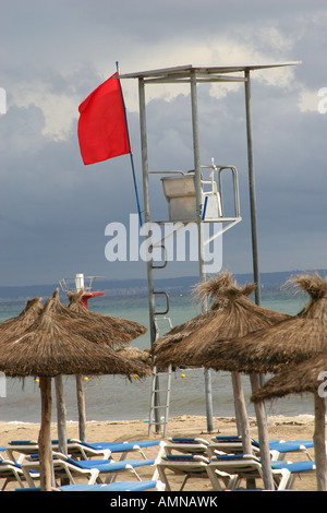 Rote Flagge vom Strand Warden Station im Palma Nova an schlechtes Wetter und Strand nicht sicher zum Schwimmen. Stockfoto