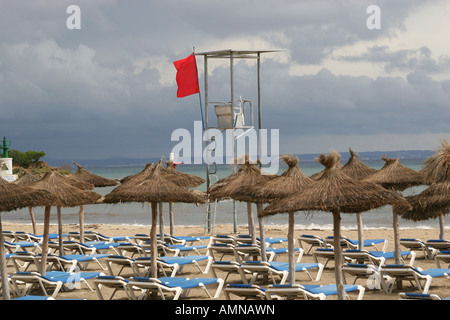 Rote Flagge vom Strand Warden Station im Palma Nova an schlechtes Wetter und Strand nicht sicher zum Schwimmen. Stockfoto