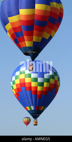 Drei sehr bunten Heißluftballons gefangen in einem Stapel auf. Stockfoto