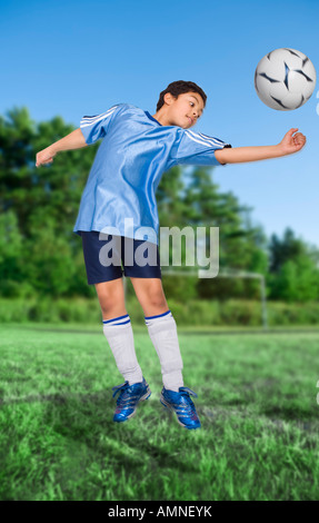 Jungen spielen Fußball Stockfoto