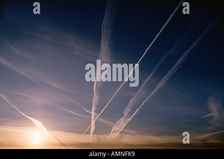 Jet-Trails bei Sonnenuntergang, lange Reichweite, New Brunswick, Kanada Stockfoto