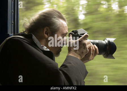 ALASKA FOTOGRAF UNTER BILD AUS FREIEM HIMMEL WAGGON ALASKA RAILROAD ZUG IN DER NÄHE VON SEWARD Stockfoto