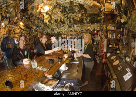 ALASKA HOMER KUNDEN GENIEßEN DIE BERÜHMTEN SALTY DOG TAVERN HOMER SPIT Stockfoto