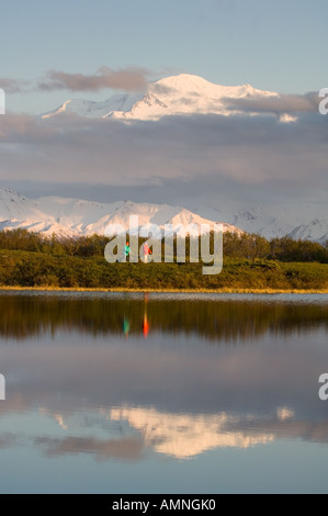 ALASKA DENALI NP Mountainbiker in REFLECTON Teich mit MT McKINLEY Höhepunkt durch die Wolken-MR Stockfoto