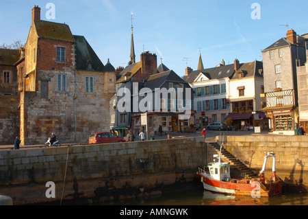 Honfleur Normandie Frankreich. Angelboot/Fischerboot im Außenhafen mit Stadt hinter Stockfoto