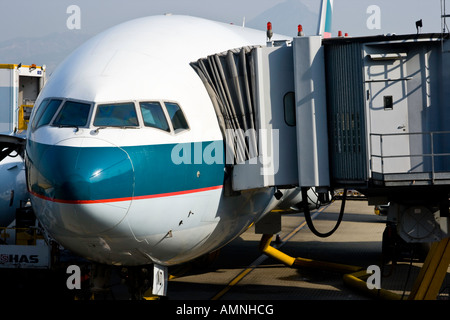 Cathay Pacific Airline Jet am Gate Jetway HKG Hong Kong International Airport Stockfoto