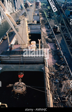 Alteisen verladen auf Schiff, Duluth, Minnesota, USA Stockfoto