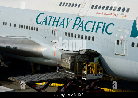 Laden von Ladung in ein Cathay Pacific Passagier Flugzeug HKG Hong Kong International Airport Stockfoto