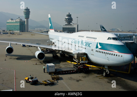 Laden von Ladung in ein Cathay Pacific Passagier Flugzeug HKG Hong Kong International Airport Stockfoto