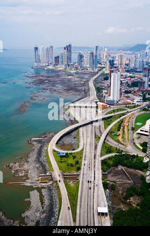 Luftaufnahme des Corredor Sur und Panama City, Panama Stockfoto