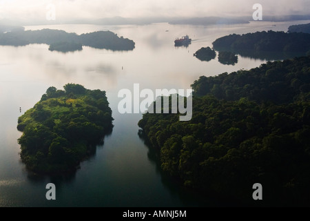 Containerschiff am Lago Gatun, Panamakanal, Panama Stockfoto