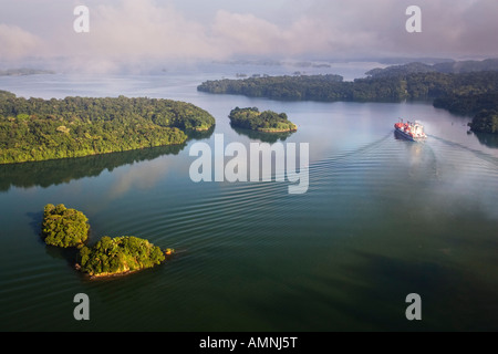 Containerschiff am Lago Gatun, Panamakanal, Panama Stockfoto