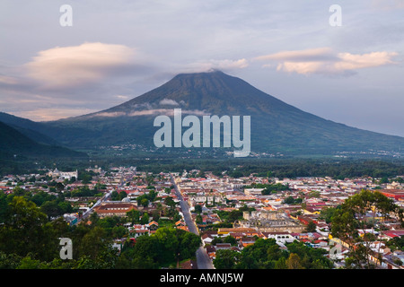 Antigua und Volcan de Agua, Guatemala Stockfoto