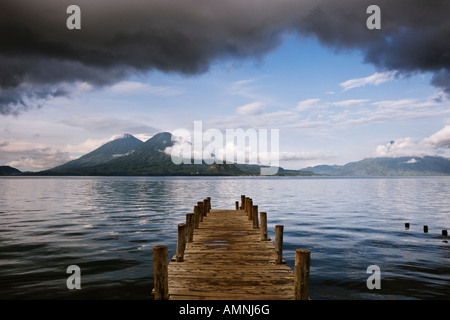 Dock auf See Atitlan, Santa Catarina Palopo, Guatemala Stockfoto