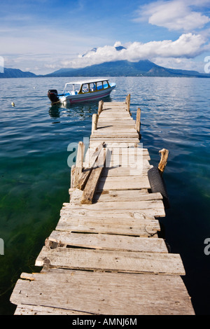 Boot und Steg am See Atitlan, Santa Catarina Palopo, Guatemala Stockfoto