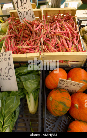 Barlotti Bohnen Kürbis und Kohl auf einem Marktstand Gemüse. Venedig, Italien. Stockfoto