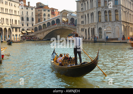 Touristische in einer Gondel über den Canale Grande in einem romantischen Ausflug, Venedig Italien Stockfoto