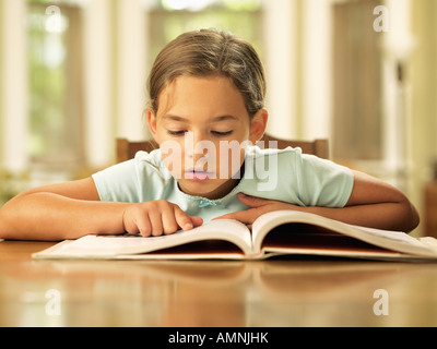 Kleine Mädchen lesen Stockfoto