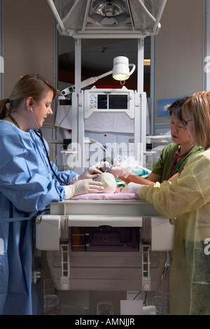 Krankenschwestern üben an Baby Puppe Stockfoto