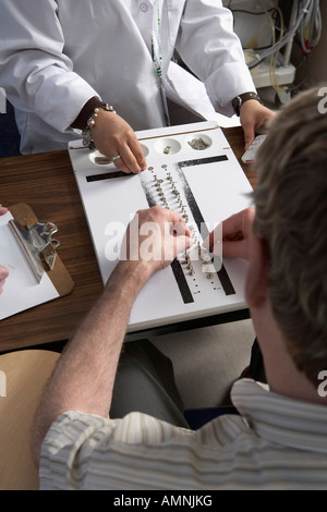 Arzt Patient mit Perdue Pegboard Geschicklichkeit Test testen Stockfoto