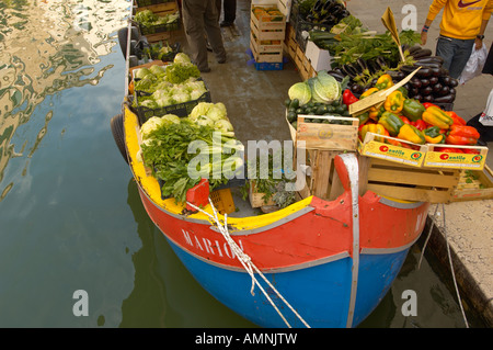Obst und Gemüse für den Verkauf von auf einem Floating Market Boot am Kanal des Campo San Barnarba. Stockfoto