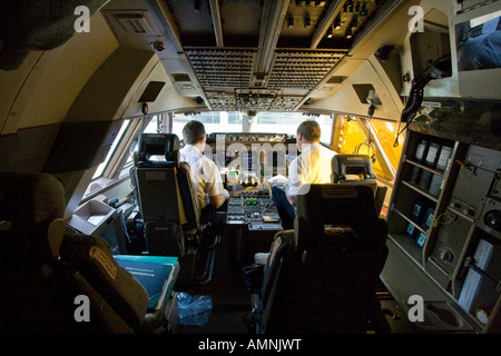 Kapitän und Crew im Cockpit einer Cathay Fluglinie 747 Boeing Commercial Jet Flugzeug Stockfoto