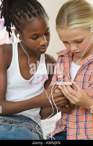 Mädchen, anhören von MP3-Player Stockfoto