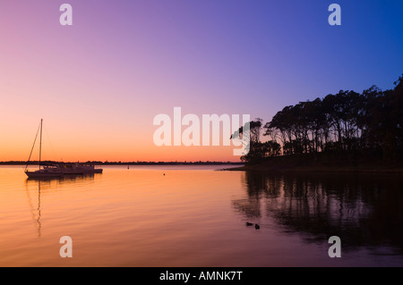 Boote bei Sonnenuntergang, Lake Macquarie, New South Wales, Australien Stockfoto