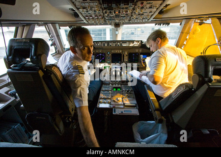 Kapitän und Crew im Cockpit einer Cathay Fluglinie 747 Boeing Commercial Jet Flugzeug Stockfoto