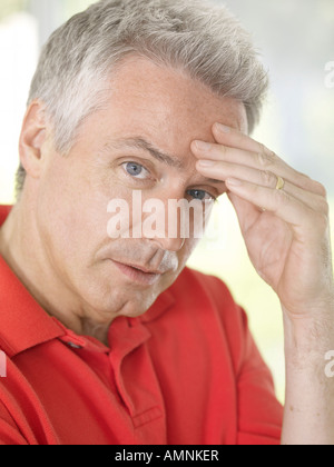 Mann mit Kopfschmerzen Stockfoto