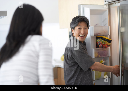 Paar in der Küche Stockfoto