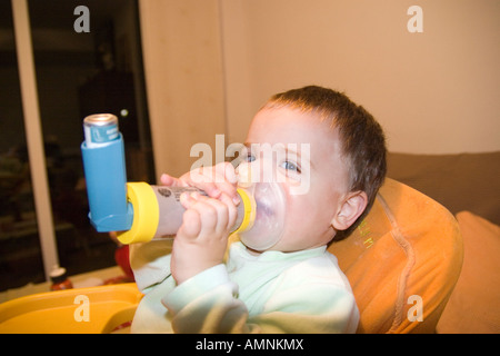 Kind mit Inhalator Stockfoto