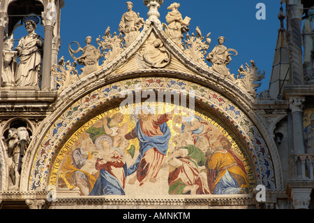 Venedig, Italien. Basilika Saint-Marken (San Marco). Die reich verzierte Front mit Statuen und Mosaiken. Stockfoto