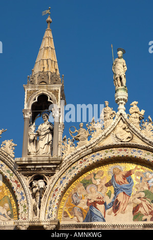 Venedig, Italien. Basilika Saint-Marken (San Marco). Die reich verzierte Front mit Statuen und Mosaiken. Stockfoto